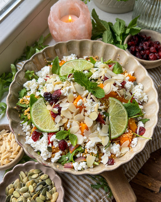 Feta Maaltijdsalade met Geroosterde Pompoen, Gedroogde Cranberries en Amandelen